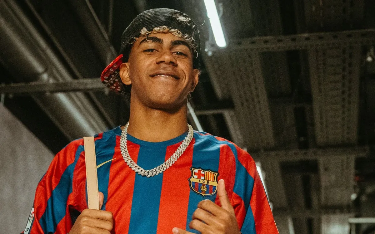 Current Barcelona players wearing the reissue at Camp Nou