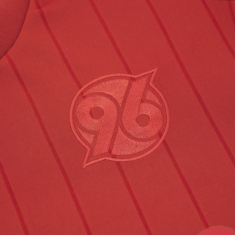 Hannover 96 anniversary shirt crest detail
