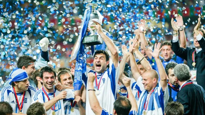 Greece players celebrate winning Euro 2004