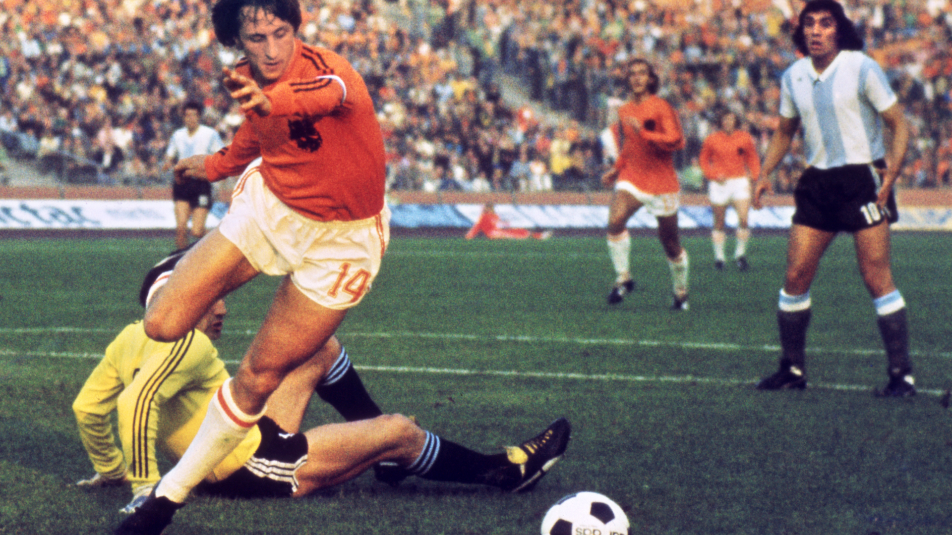 Johan Cruyff wearing the two-stripe Dutch shirt at the 1974 World Cup
