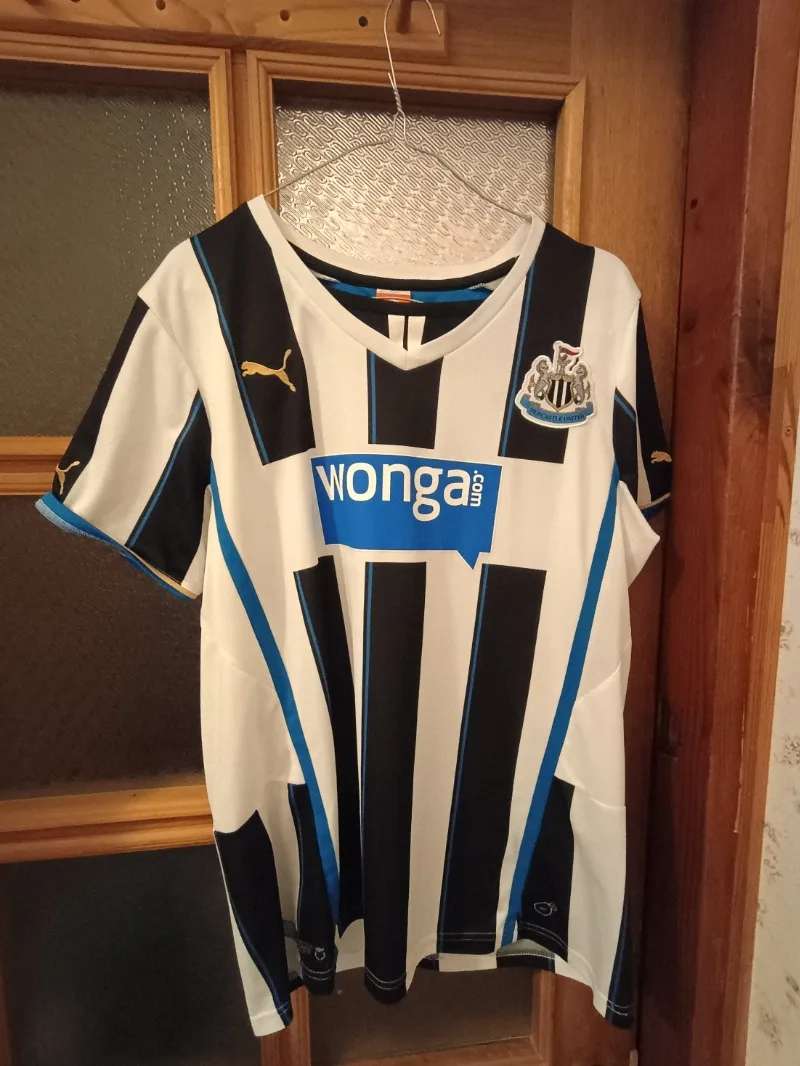Newcastle United 2015-16 Home Kit