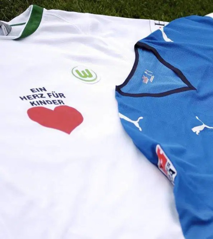 VfL Wolfsburg 2008-09 Third V2 Kit