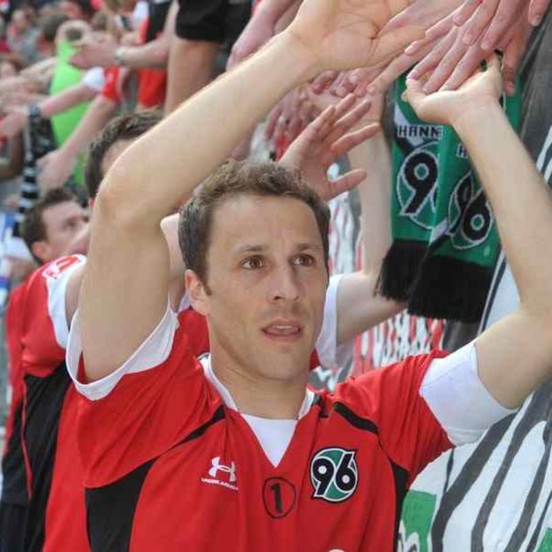 Hannover 96 2009-10 Home V2 Kit