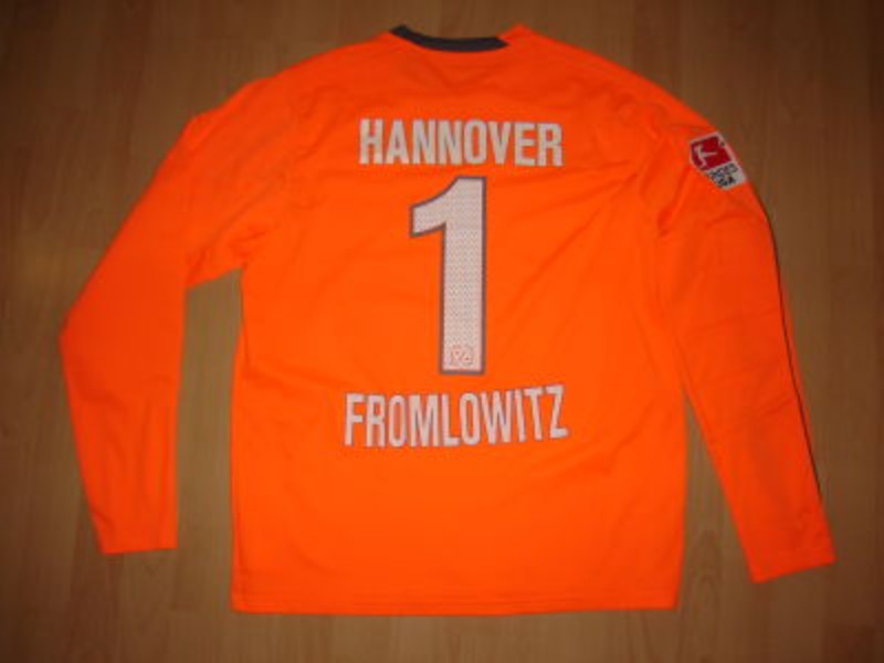 Hannover 96 2010-11 GK 1 Kit