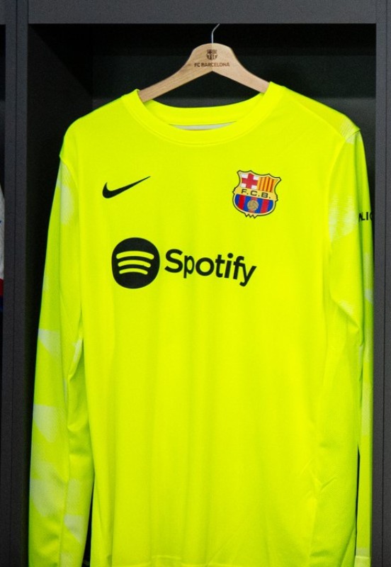 FC Barcelona 2023-24 GK 6 Kit