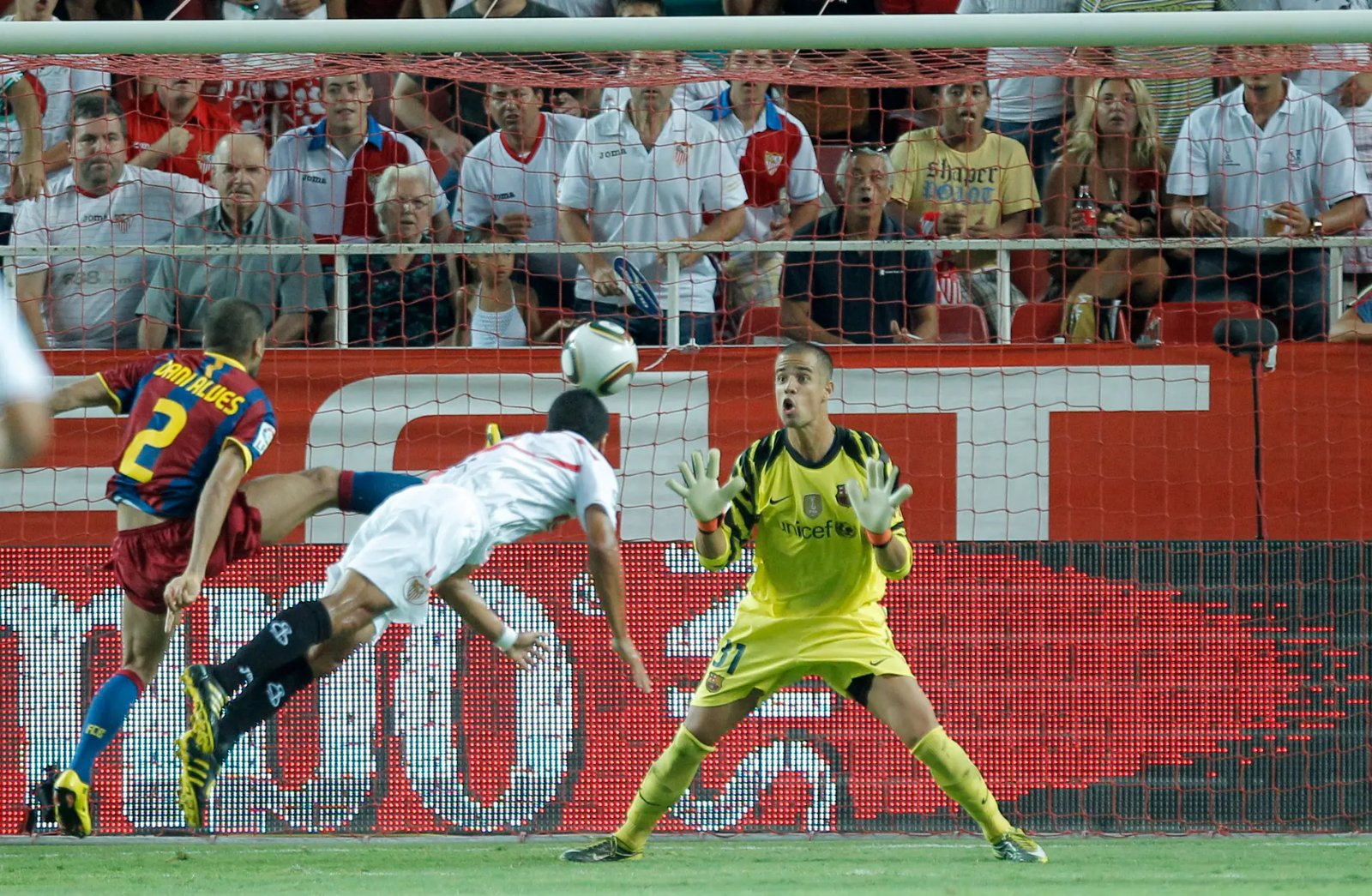 FC Barcelona 2010-11 GK 1 V2 Kit