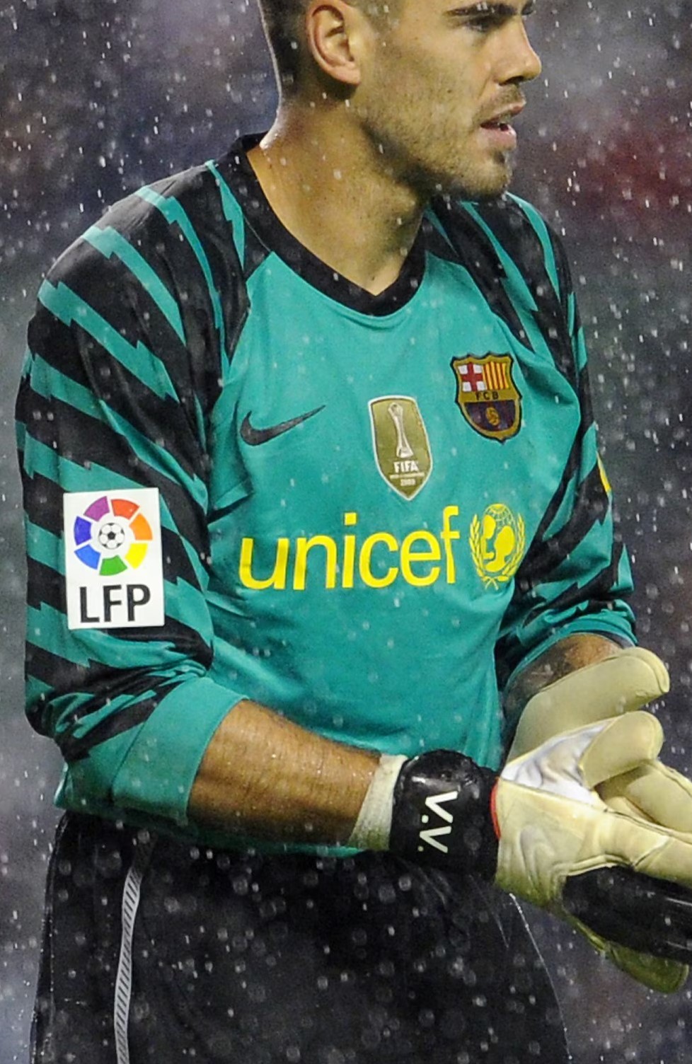 FC Barcelona 2010-11 GK 3 V2 Kit