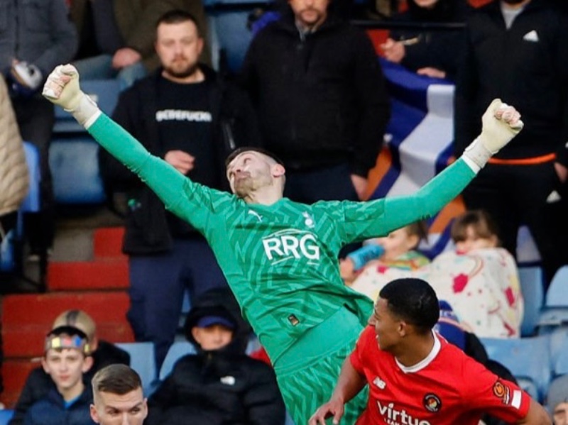 Oldham Athletic 2023-24 GK 2 Kit