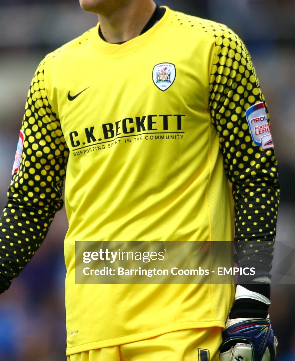 Barnsley FC 2011-12 GK 2 Kit