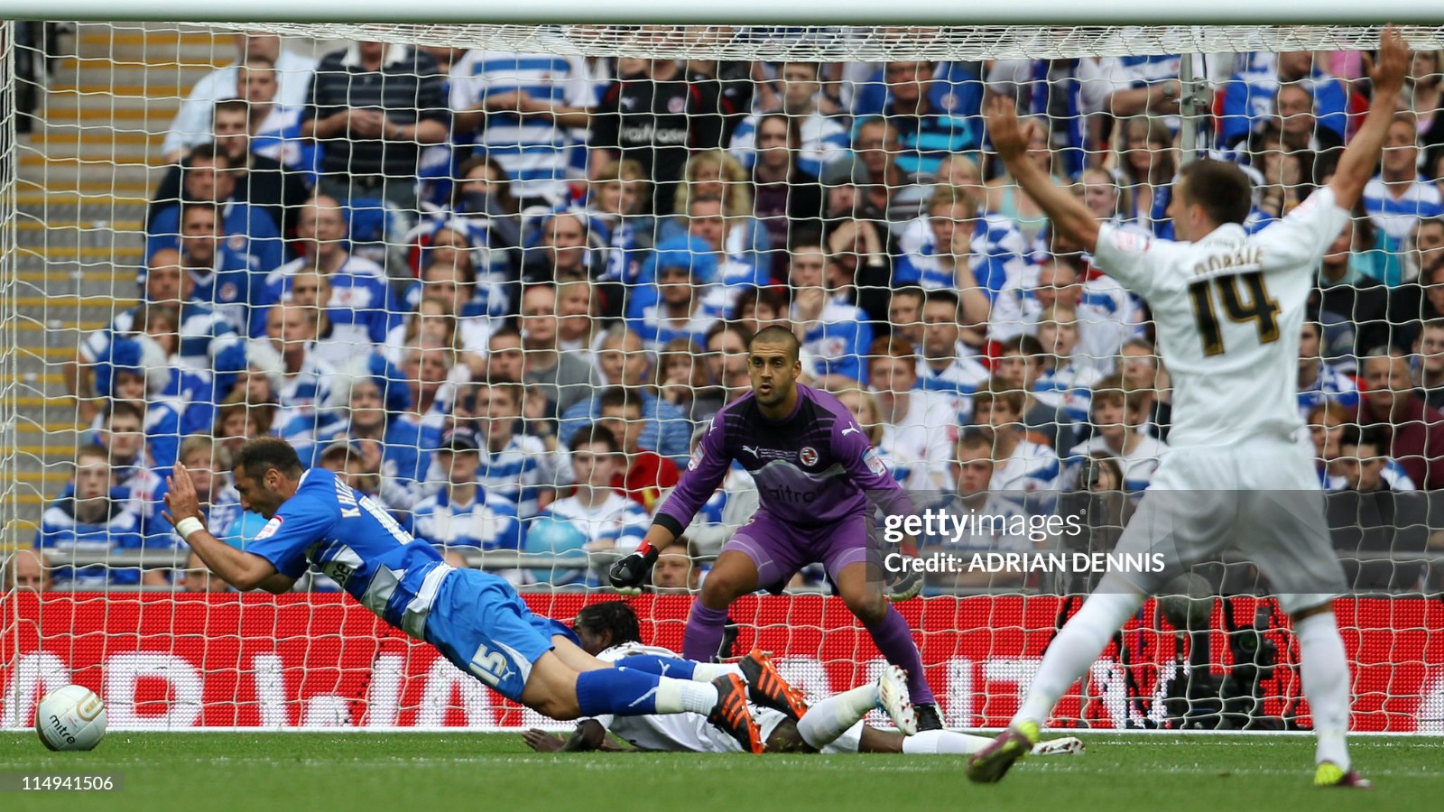 Reading 2010-11 GK 2 Kit