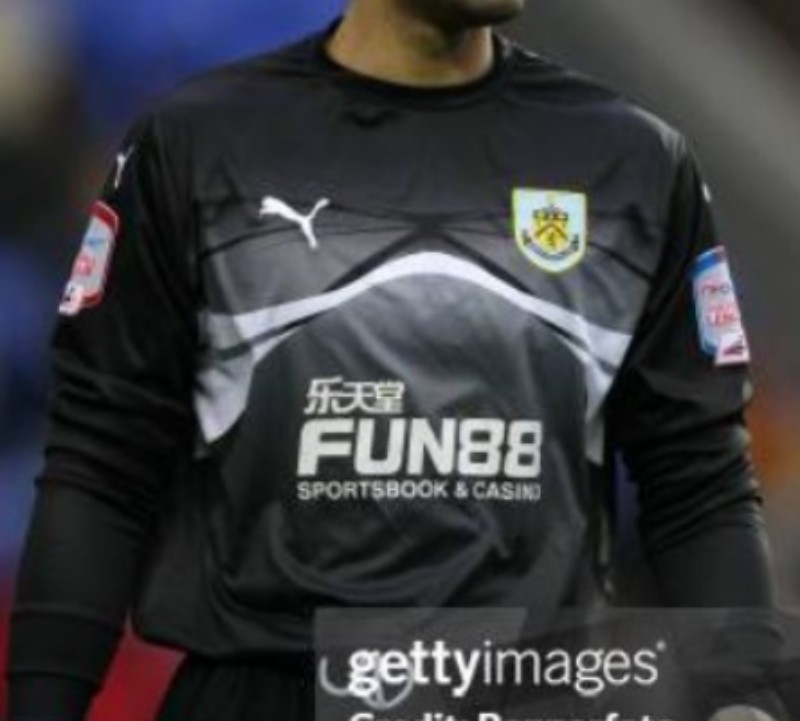 Burnley FC 2010-11 GK 1 Kit