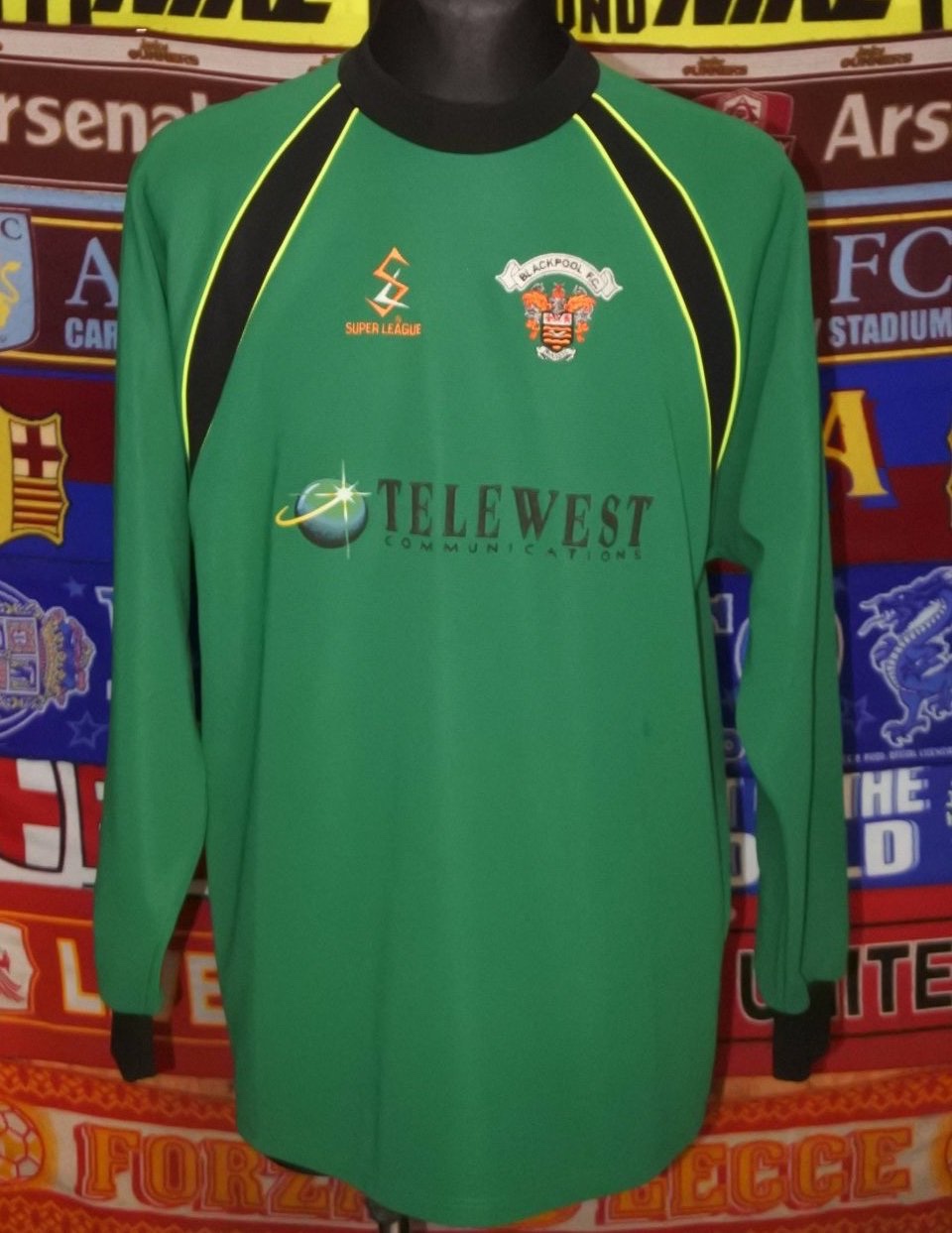 Blackpool 2000-01 GK 1 Kit