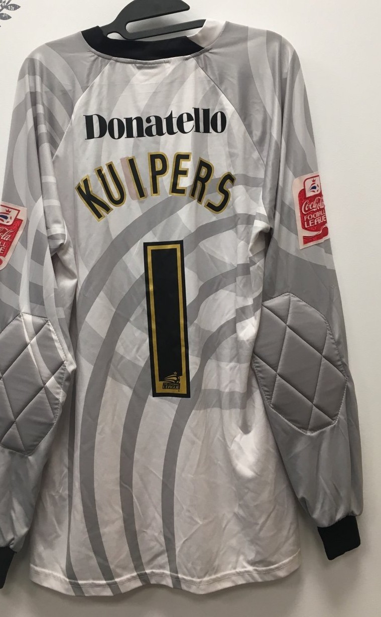 Brighton & Hove Albion 2009-10 GK 3 Kit