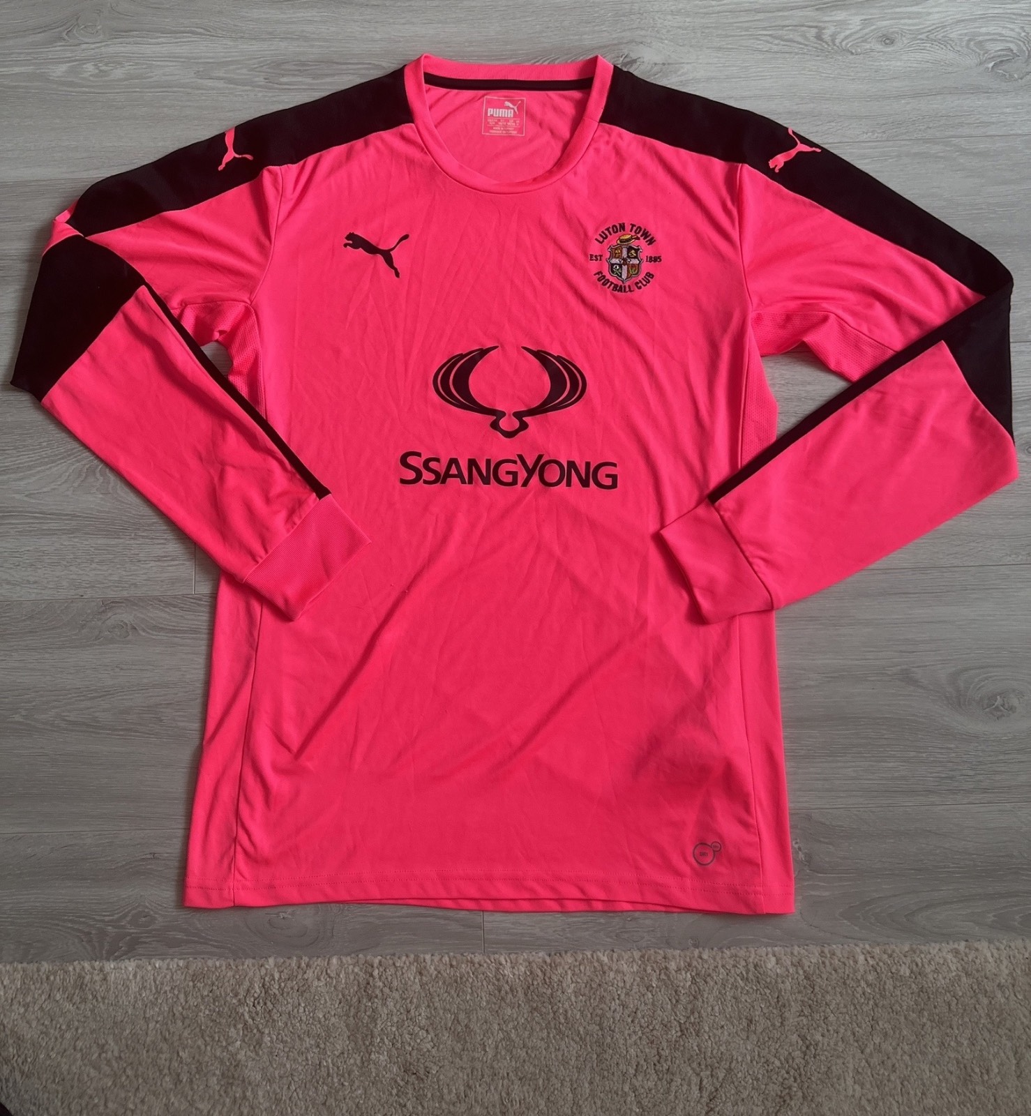 Luton Town 2016-17 GK 1 Kit