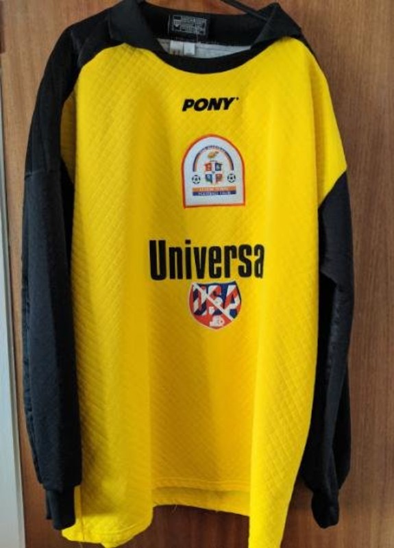 Luton Town 1995-96 GK 1 Kit