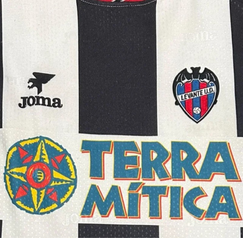 Levante UD 1999-00 Away Kit