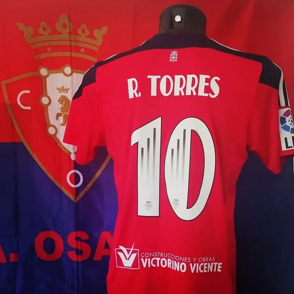 CA Osasuna 2015-16 Home Kit