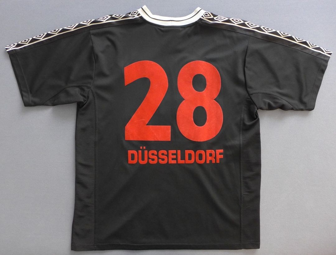 Fortuna Düsseldorf 2001-02 Away Kit