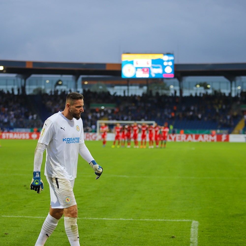 Eintracht Braunschweig 2022-23 GK 1 Kit