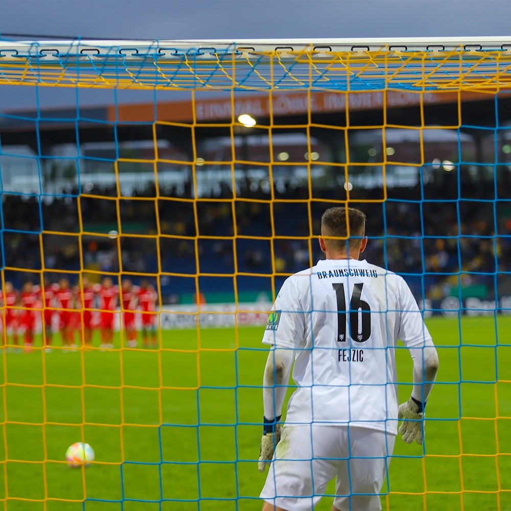 Eintracht Braunschweig 2022-23 GK 1 Kit