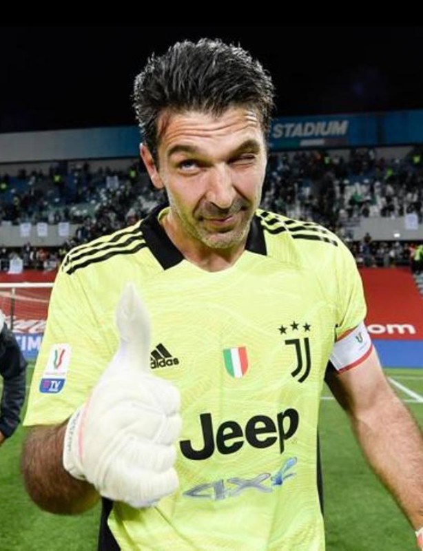 Juventus FC 2021-22 GK 2 Kit