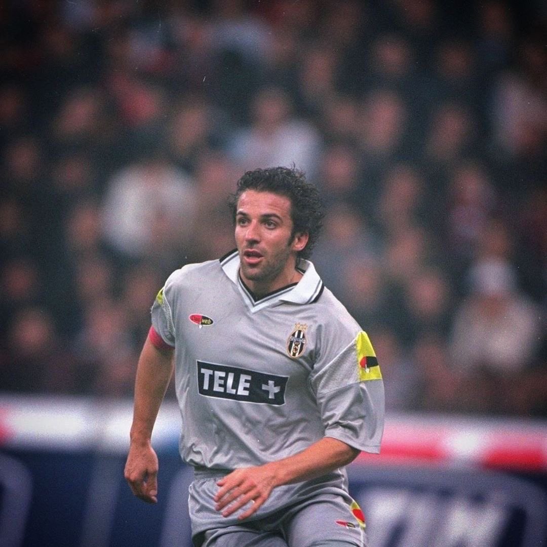 Juventus FC 2000-01 Away Kit