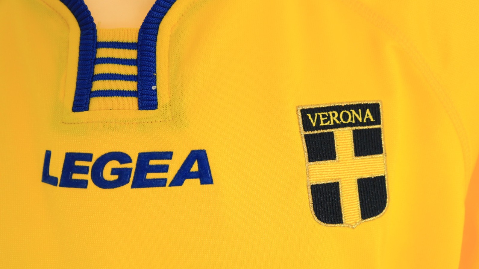 Hellas Verona 2003-04 Away Kit