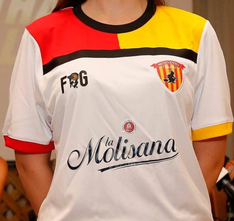 Benevento 2017-18 Away Kit