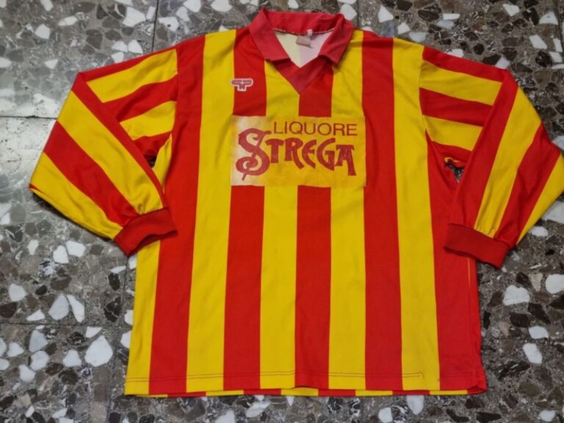 Benevento 1994-95 Home Kit