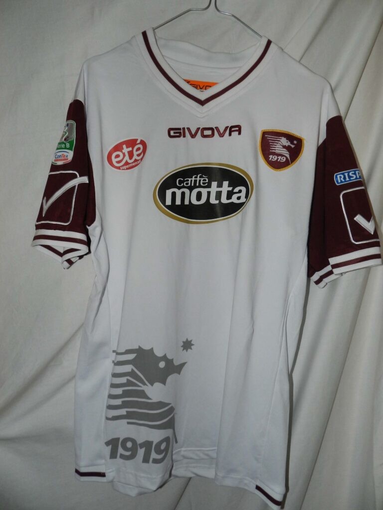Salernitana 2015-16 Away Kit