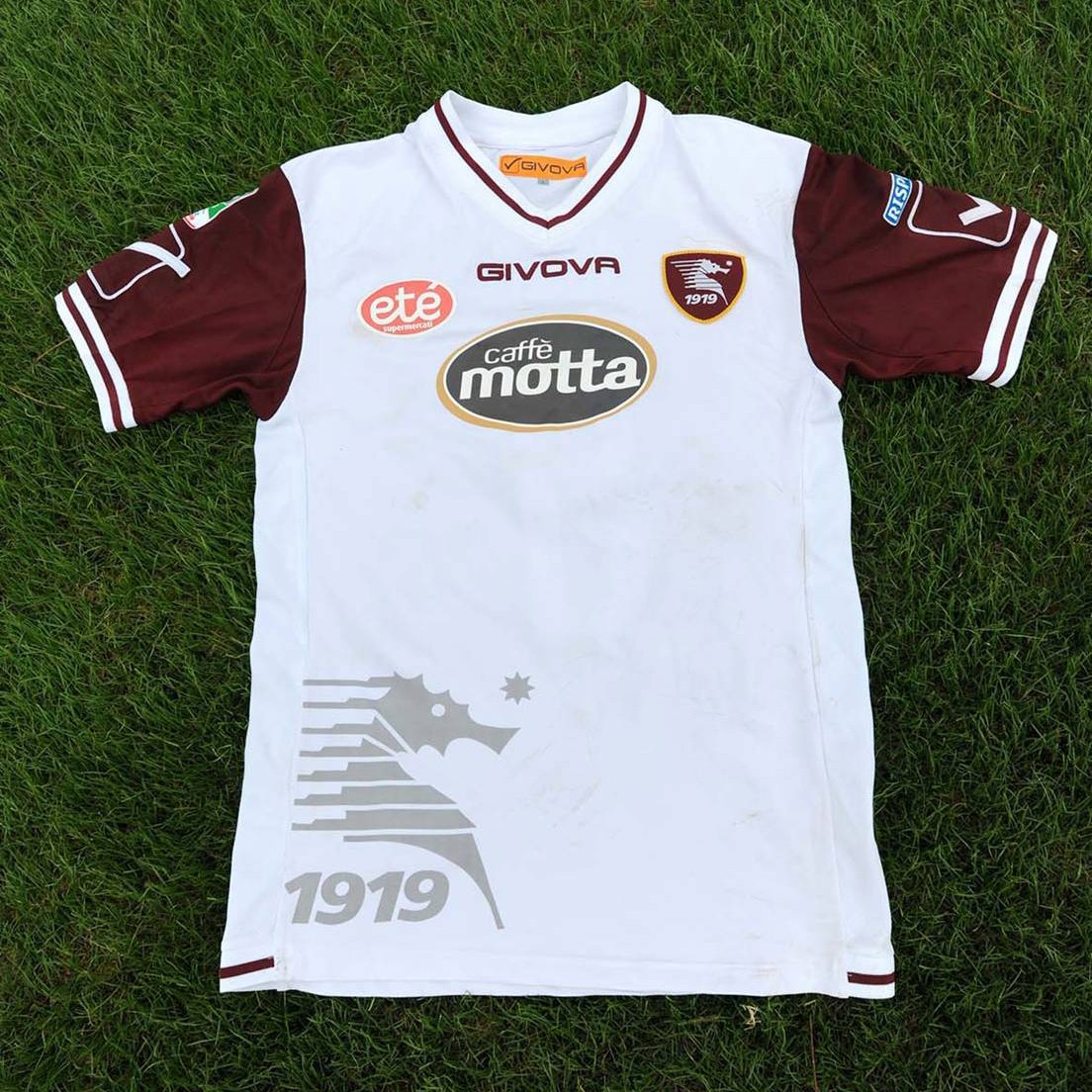Salernitana 2015-16 Away Kit