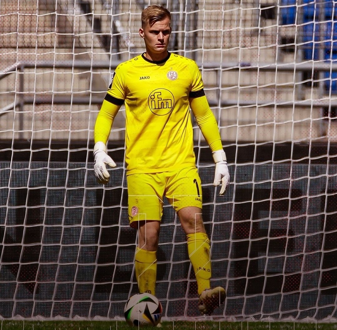 Rot-Weiss Essen 2024-25 GK 1 Kit