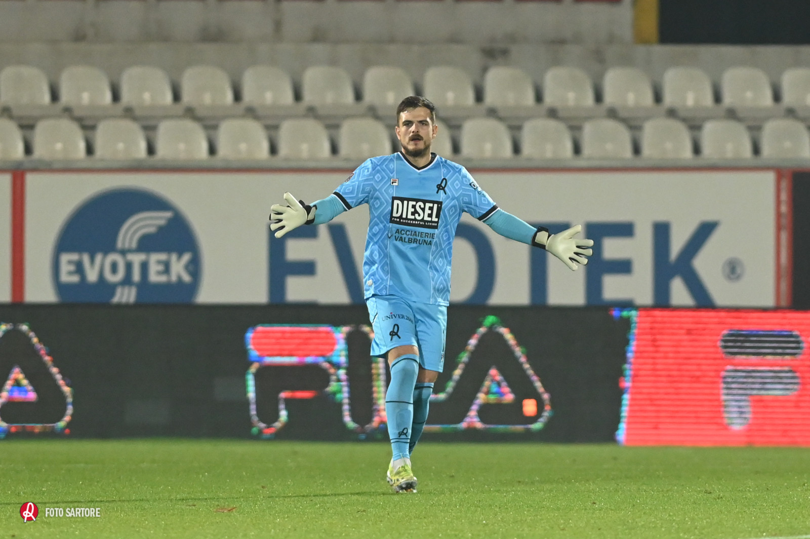 LR Vicenza 2024-25 GK 2 Kit