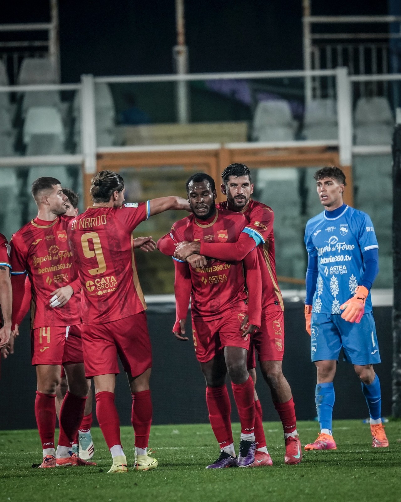 Pescara Calcio 2025-26 Christmas GK Kit