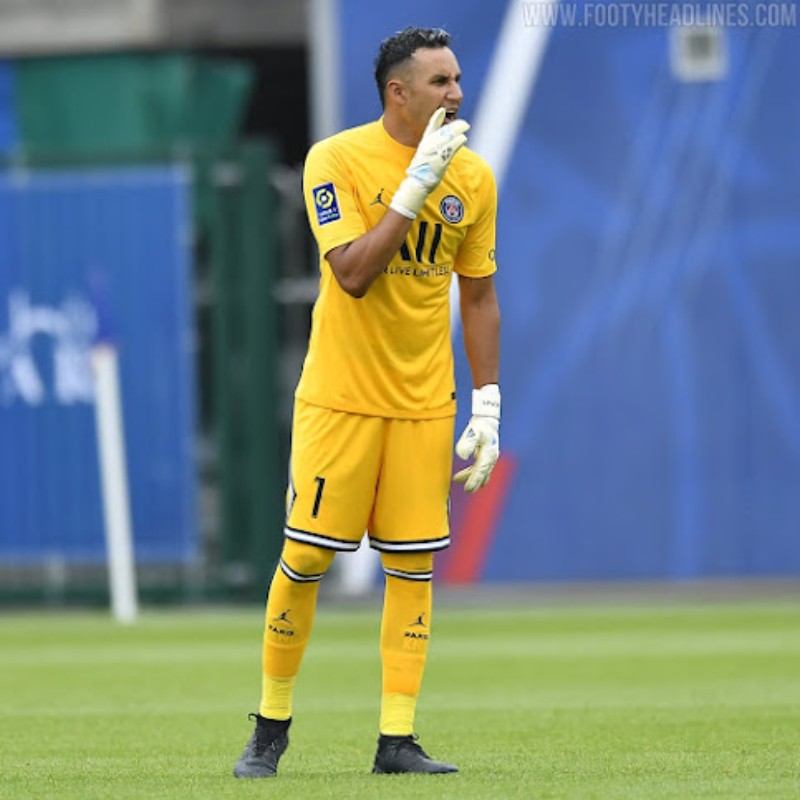 Paris Saint-Germain 2021-22 GK 1 Kit