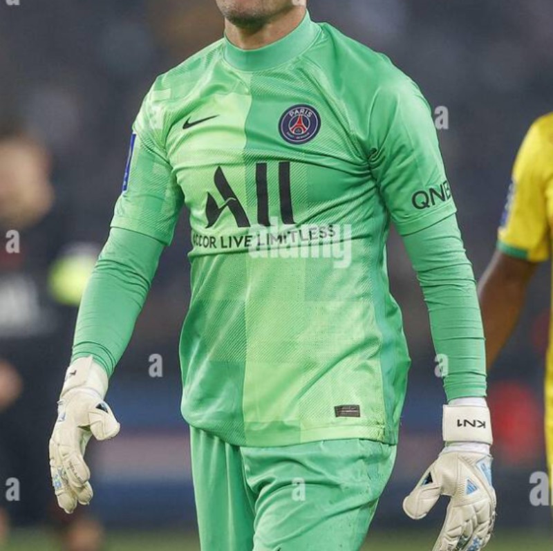 Paris Saint-Germain 2021-22 GK 4 Kit