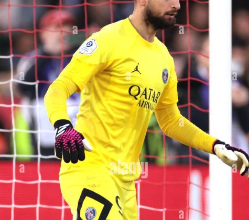 Paris Saint-Germain 2022-23 GK 5 Kit