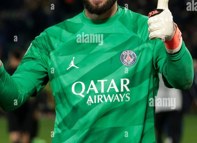 Paris Saint-Germain 2023-24 GK 4 Kit