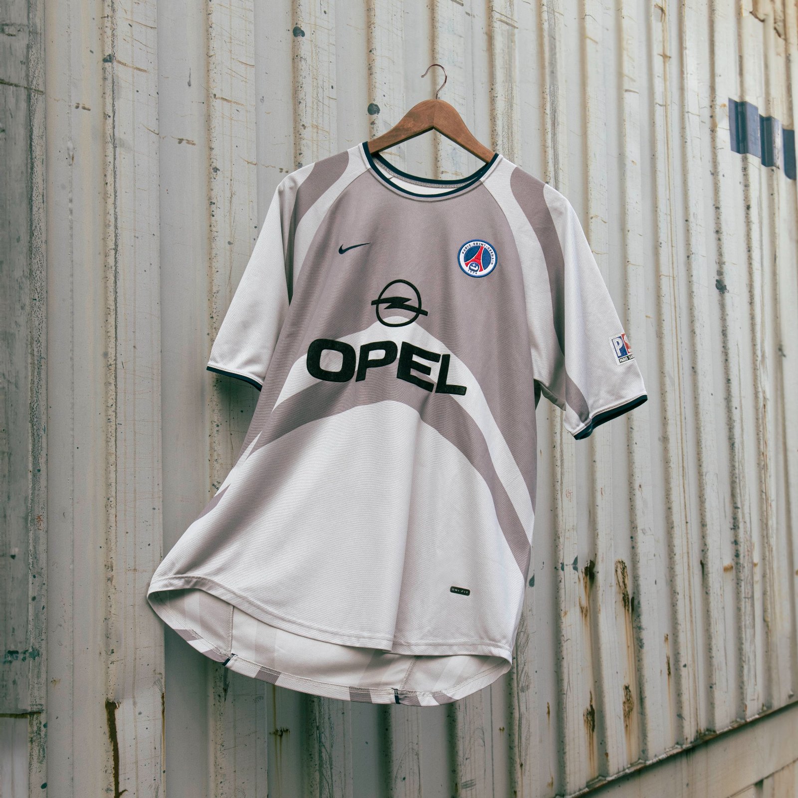 Paris Saint-Germain 2001-02 Away Kit