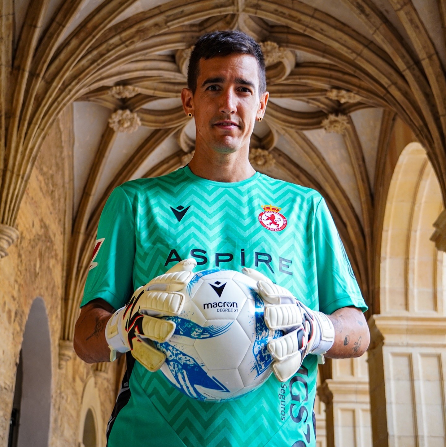 Cultural Leonesa 2025-26 GK 2 Kit