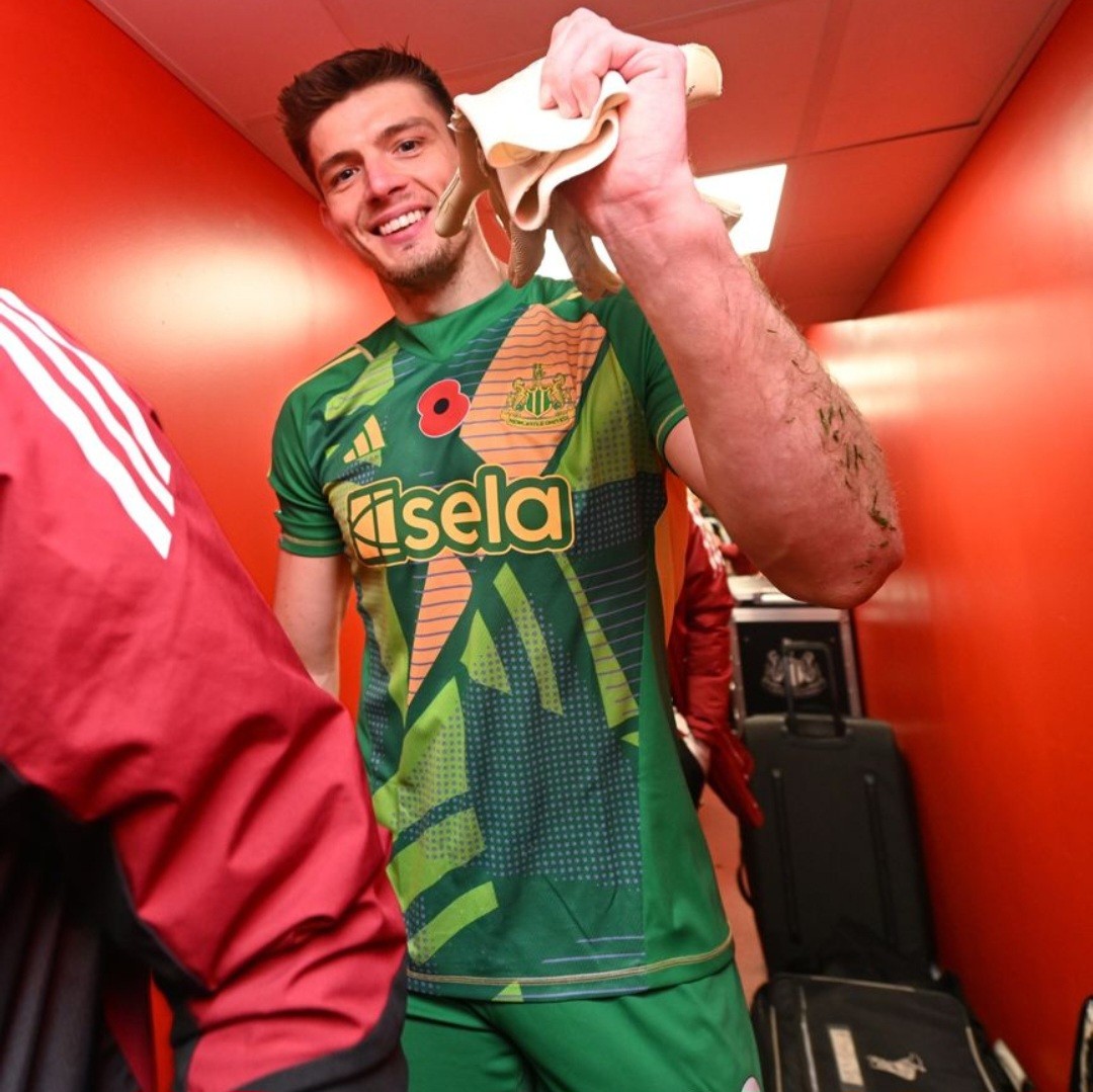 Newcastle United 2024-25 GK 1 V2 Kit