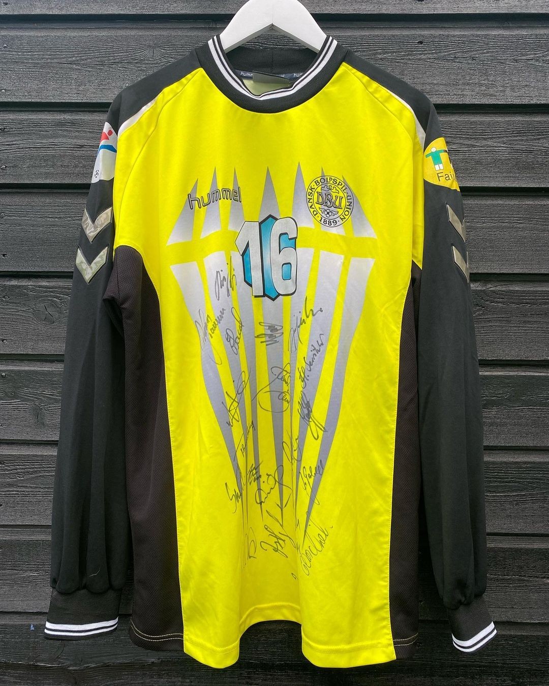 Denmark 2000 GK 2 Kit
