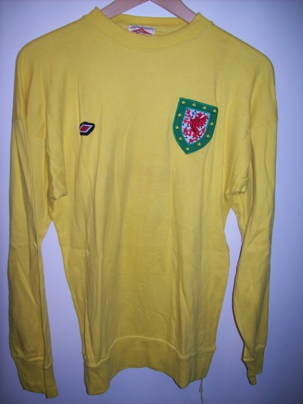 Wales 1974 GK 1 Kit
