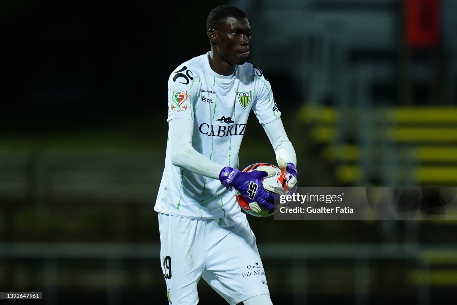 CD Tondela 2021-22 GK 1 Kit