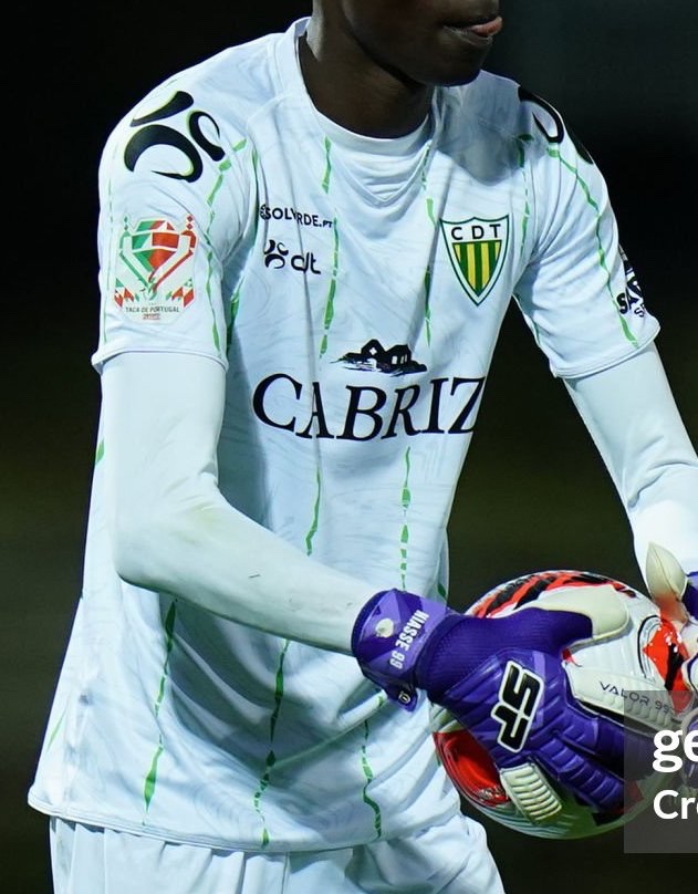 CD Tondela 2021-22 GK 1 Kit