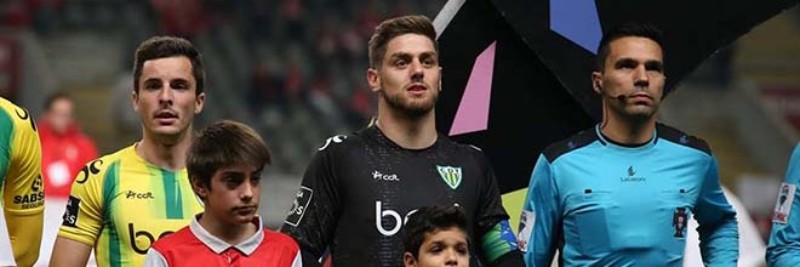 CD Tondela 2017-18 GK 1 Kit