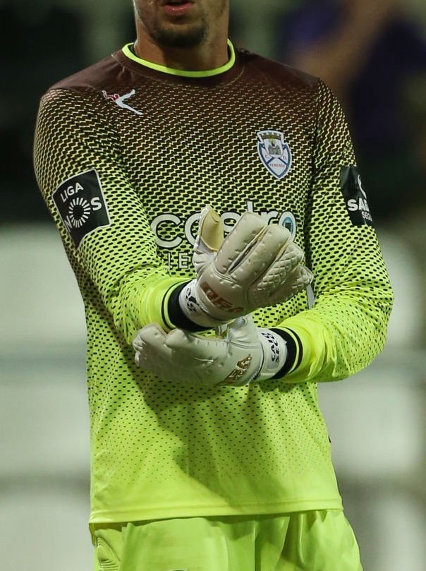 CD Feirense 2017-18 GK 1 Kit