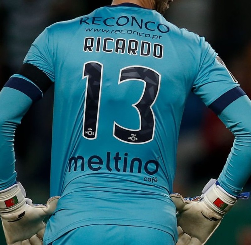 GD Chaves 2017-18 GK 1 Kit