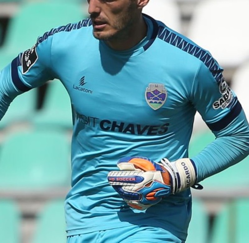 GD Chaves 2017-18 GK 1 Kit