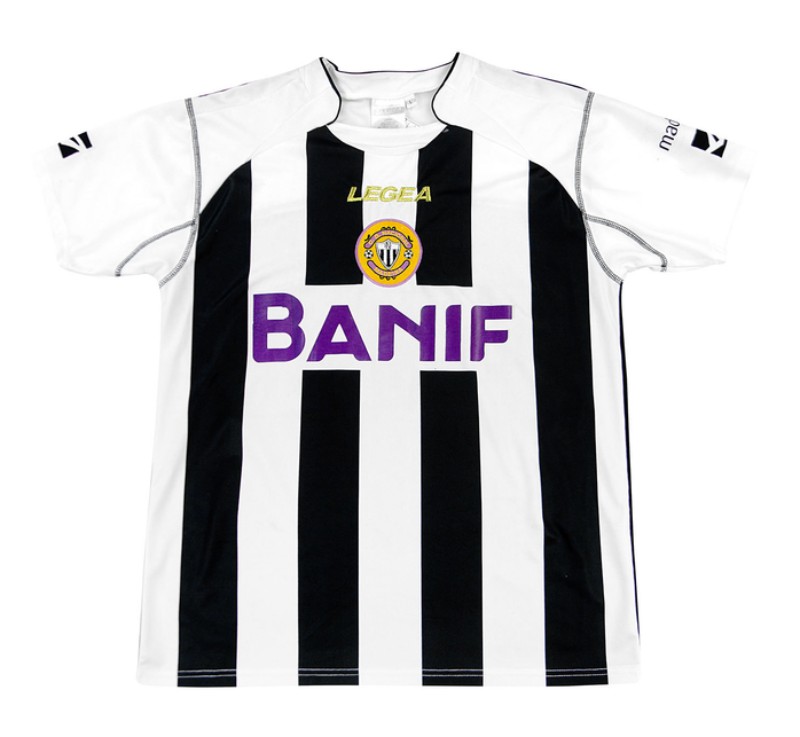 CD Nacional 2009-10 Home Kit